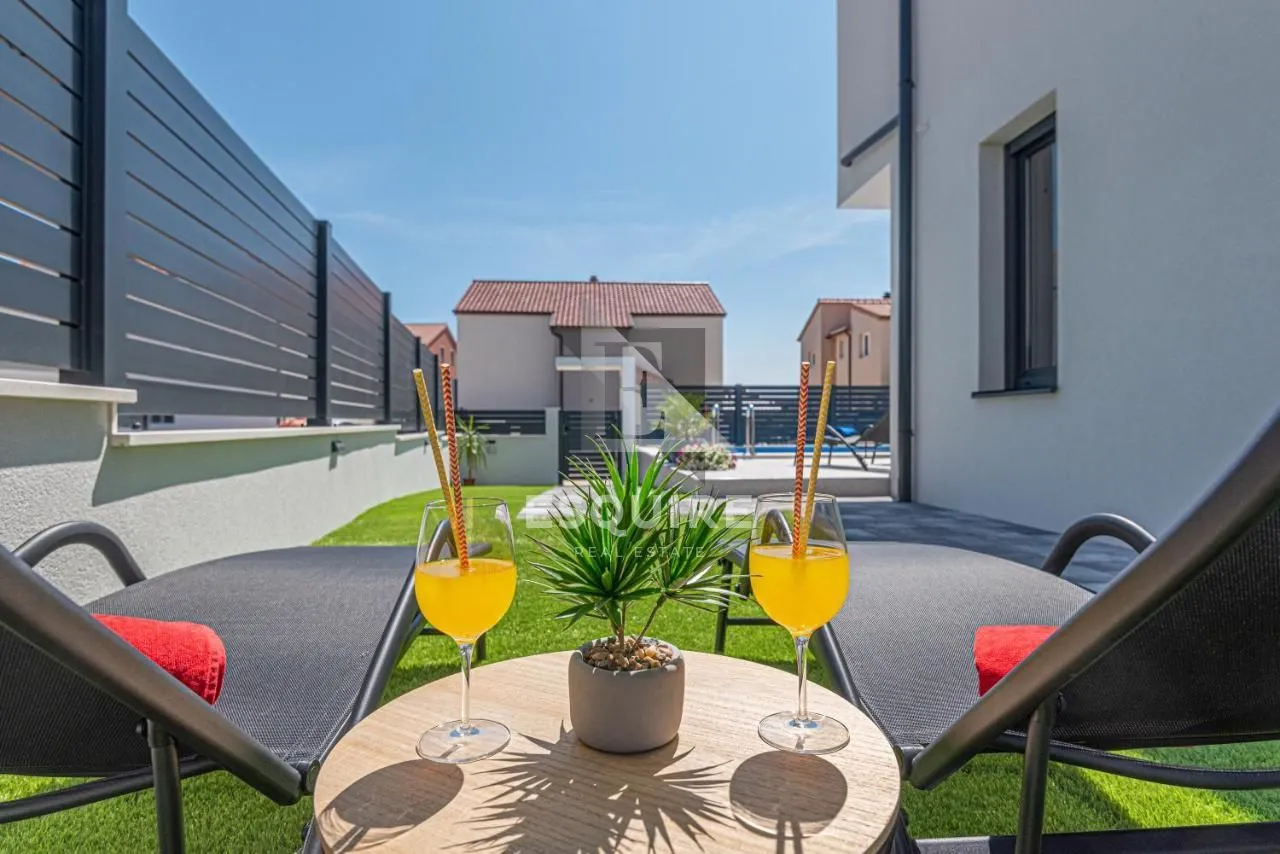 vodice - moderna vila s bazenom - slika 28