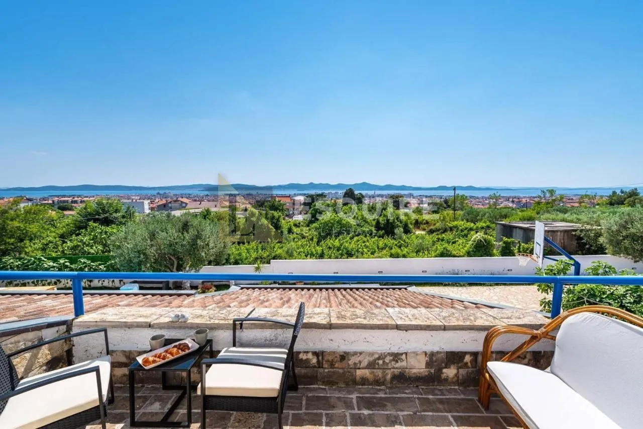 zadar - kuća sa bazenom i pogledom na terenu od 1200m2 - slika 15