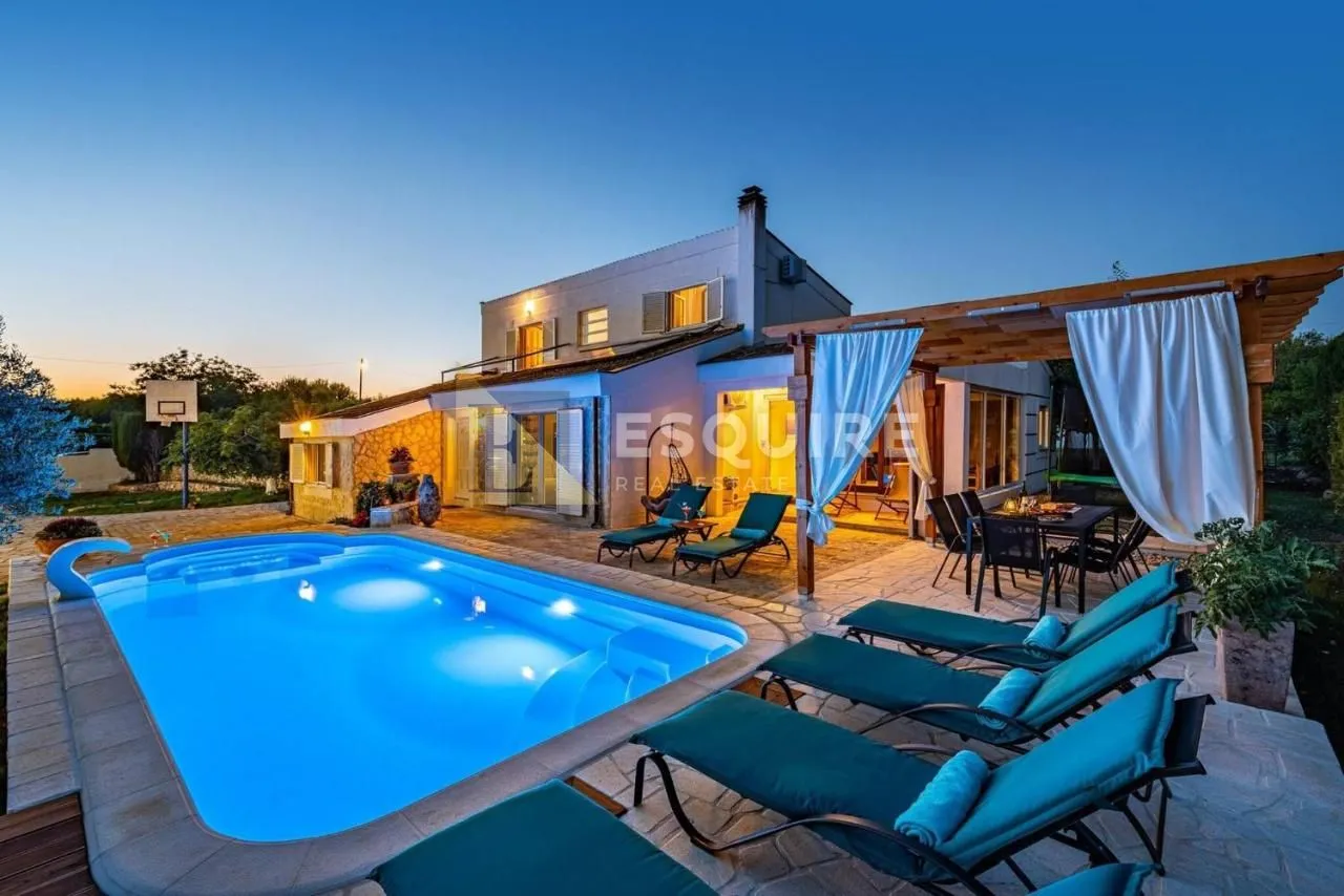 ZADAR - Kuća sa bazenom i pogledom na terenu od 1200m2