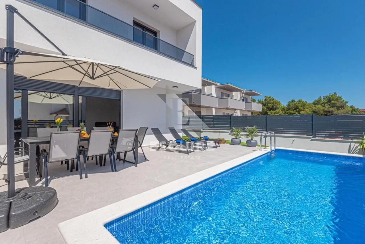 vodice - moderna vila s bazenom - slika 19