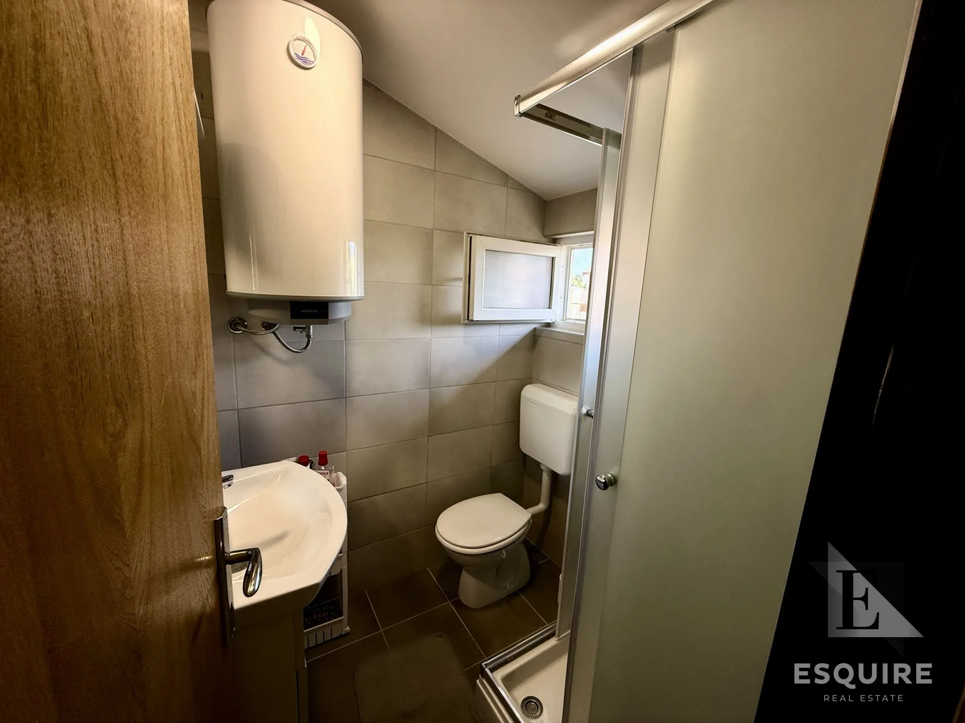 privlaka – škrapavac, namještena kuća s tri stana, 500 m od mora - slika 29