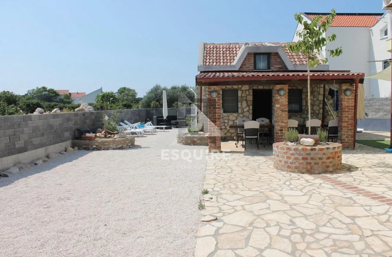 pag - košljun - dvosobni dvoetažni stan s bazenom - 99m2 - slika 2