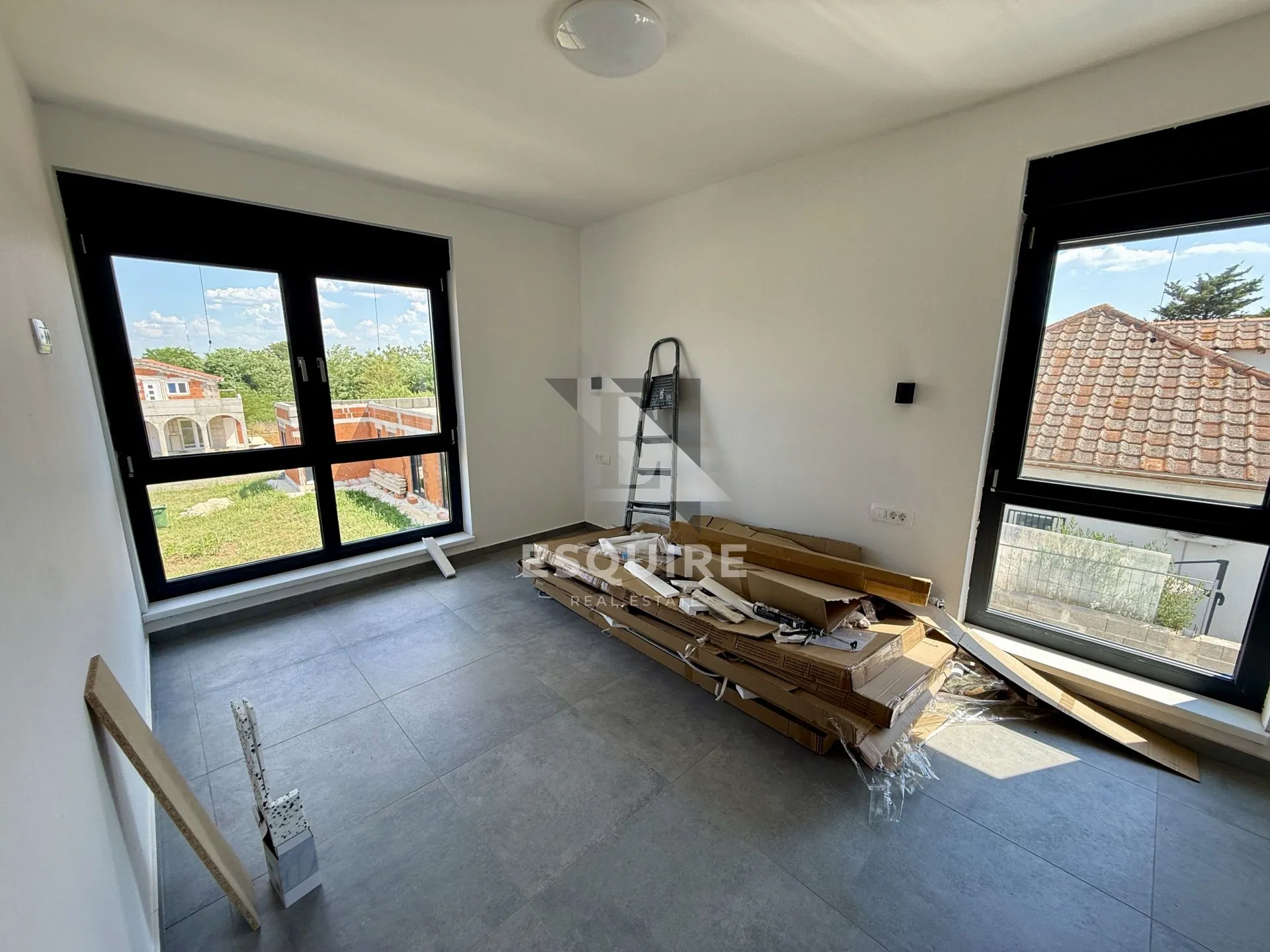 grbe / nin – moderna vila s bazenom, krovnom terasom i dodatnom parcelom! - slika 27