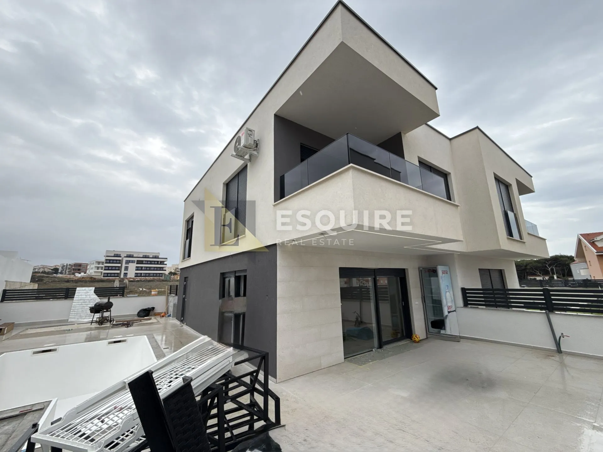 Povljana - Namještena Duplex Kuća S Grijanim Bazenom!!