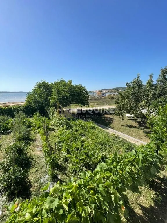 ljubač - velika parcela sa prizemnicom 1. red do mora - 702m2 - slika 25