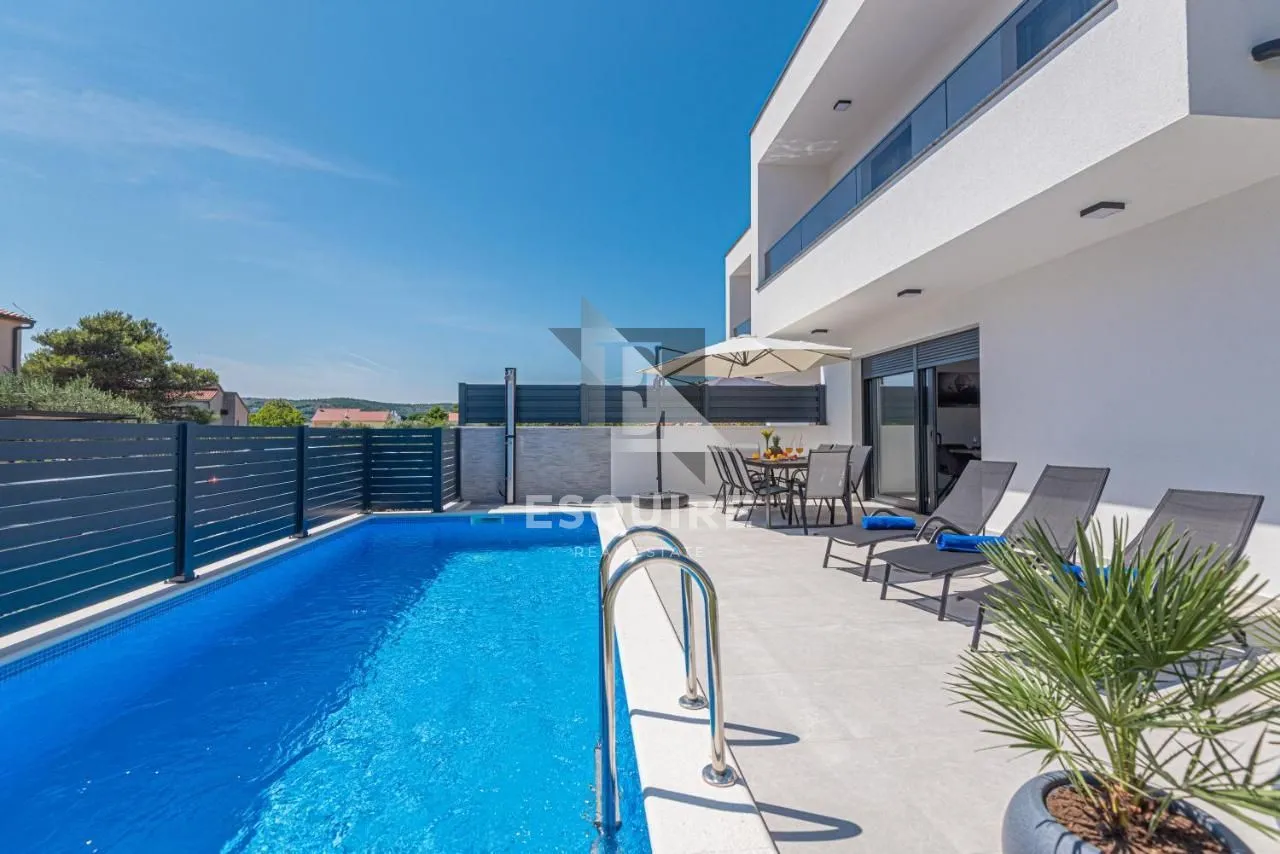 vodice - moderna vila s bazenom - slika 31