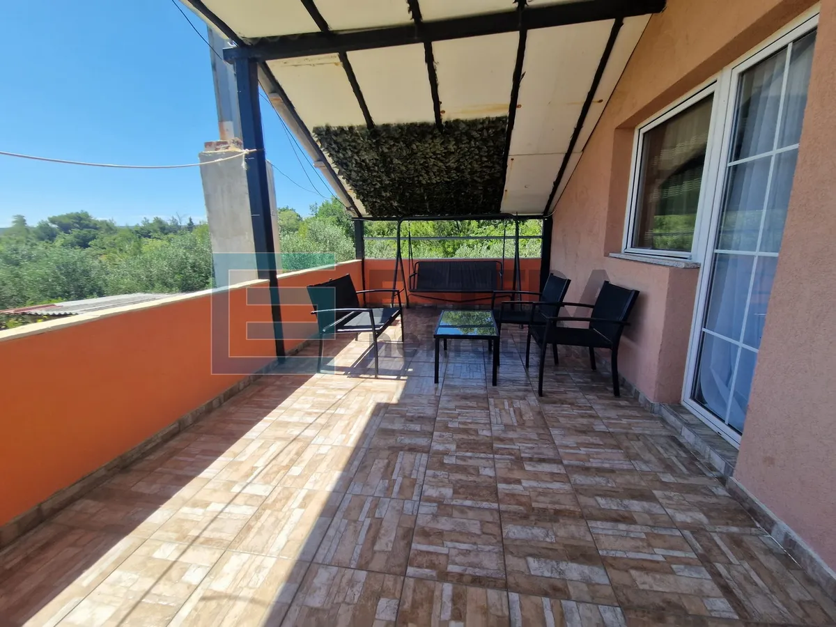kuća 350 m2 prodaja donji karin, 2 stana i pomoćna zgrada s 2 apartmana - slika 14