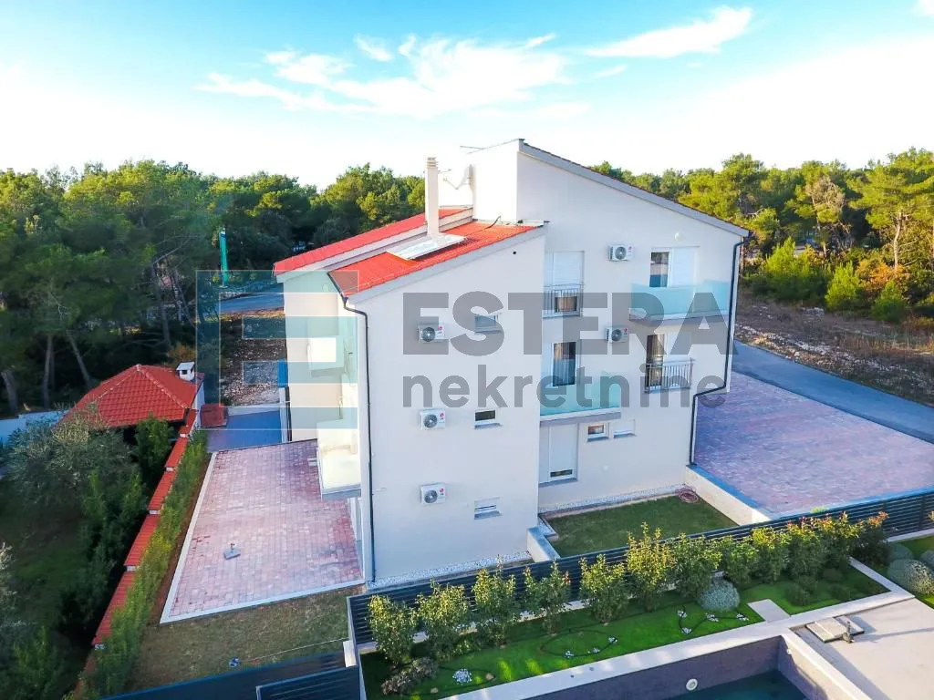 luksuzna villa 200 metara od mora biograd prodaja - slika 18