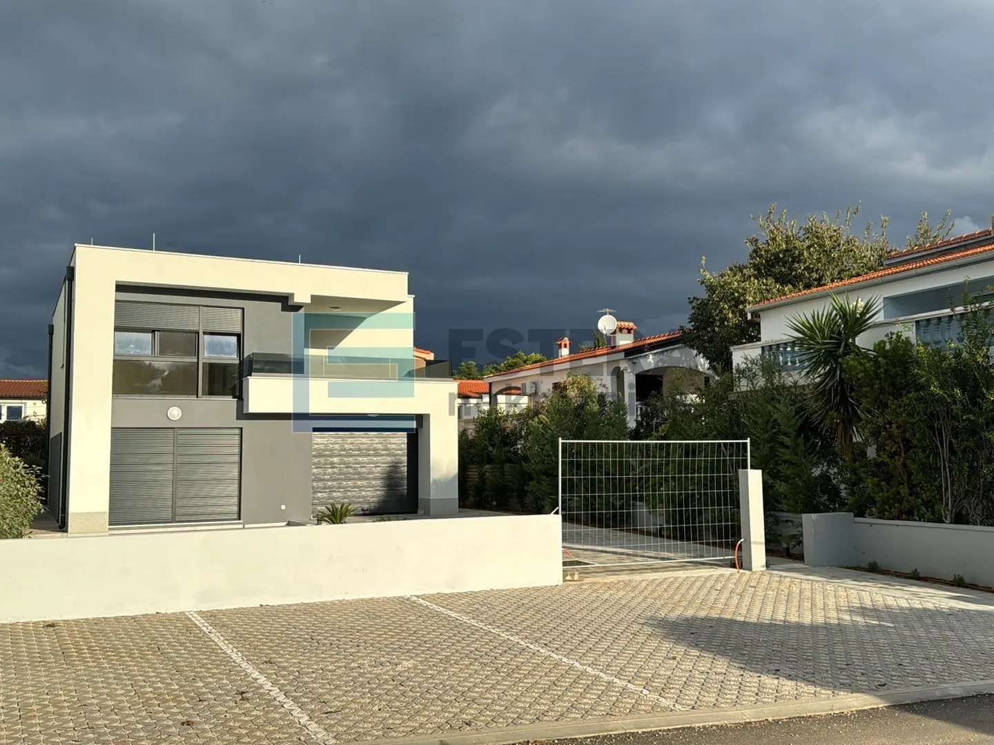 prodaja kuća sa bazenom vir, 450 m od mora, 2 apartmana, garaža - slika 2