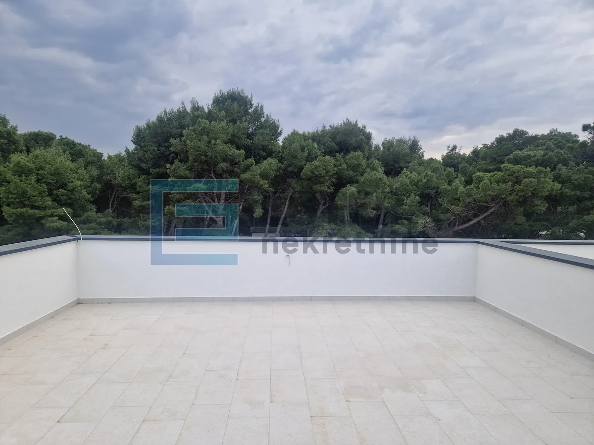 apartman penthouse 77 m2 prodaja pakoštane, 3s, 2. kat, krovna terasa, loggia, 2x parking, 300 m od mora - slika 16