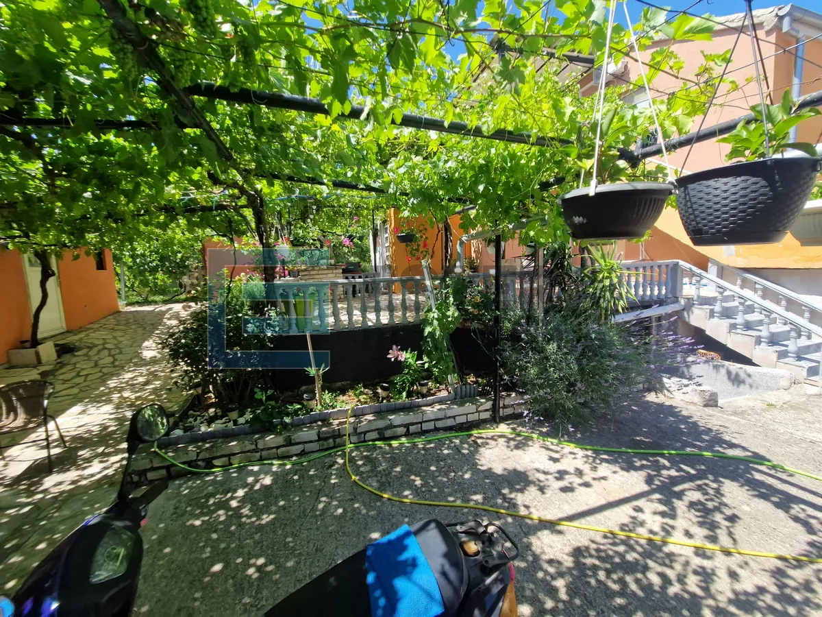 kuća 350 m2 prodaja donji karin, 2 stana i pomoćna zgrada s 2 apartmana - slika 29