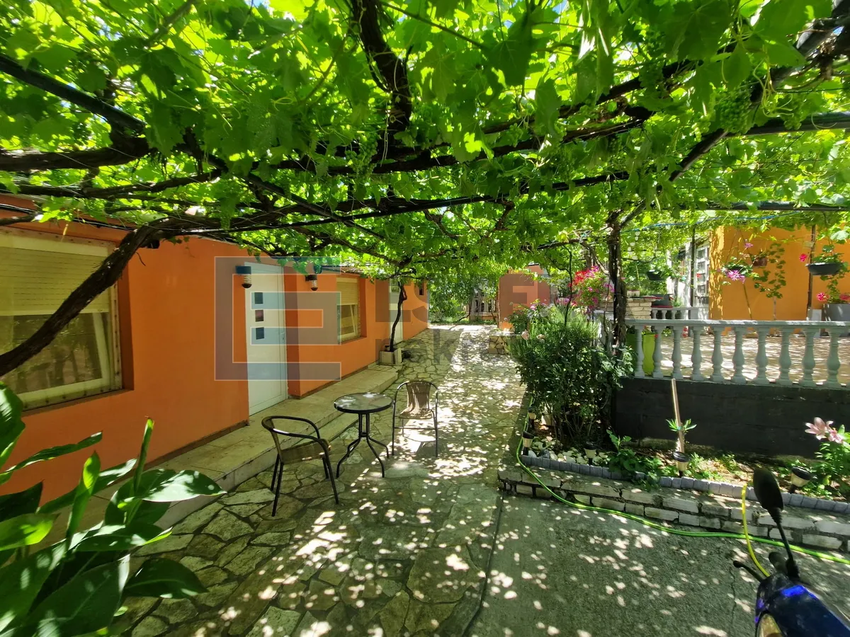 kuća 350 m2 prodaja donji karin, 2 stana i pomoćna zgrada s 2 apartmana - slika 30