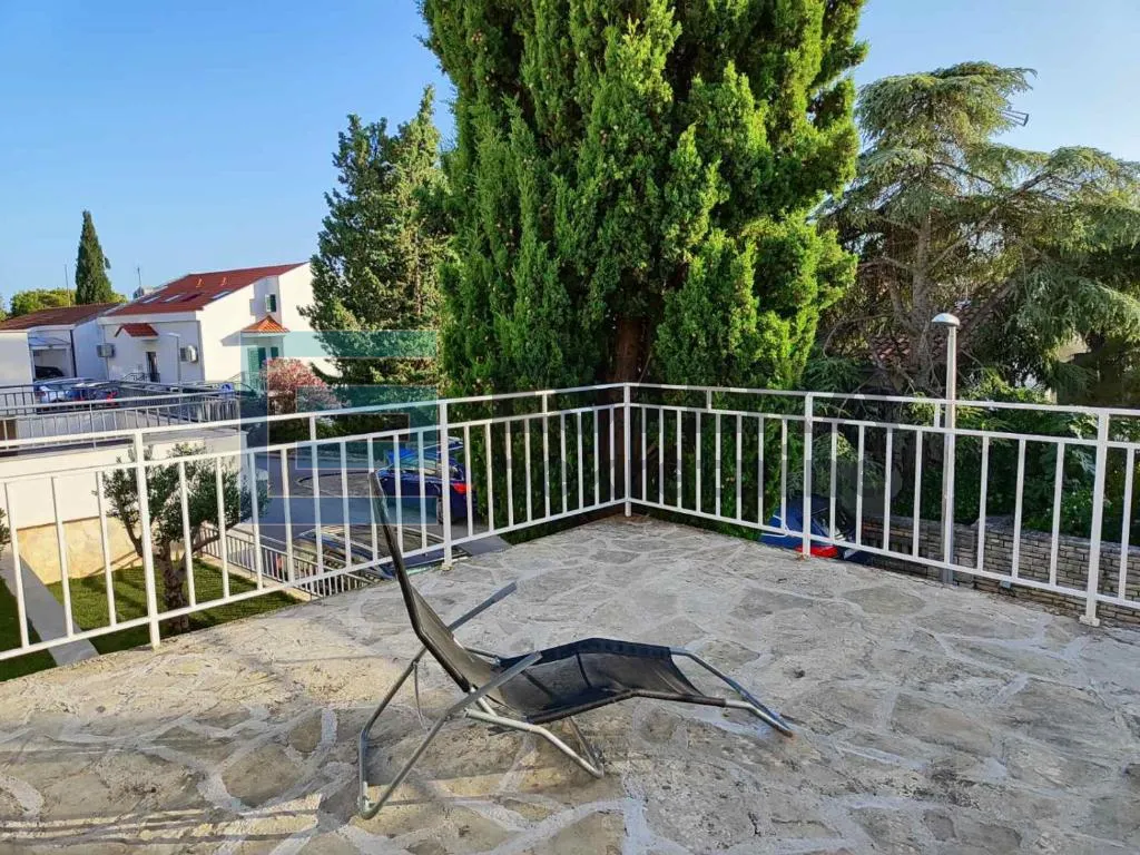 kuća prodaja 260 m2, 2 apartmana, terasa, parking, garaža, 50 m od mora - slika 3