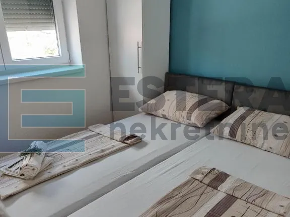 kuća prodaja 260 m2, 2 apartmana, terasa, parking, garaža, 50 m od mora - slika 12