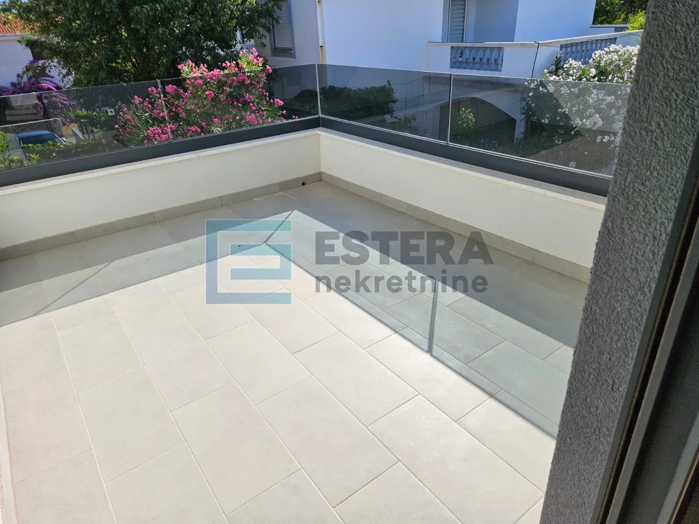 prodaja kuća sa bazenom vir, 450 m od mora, 2 apartmana, garaža - slika 7