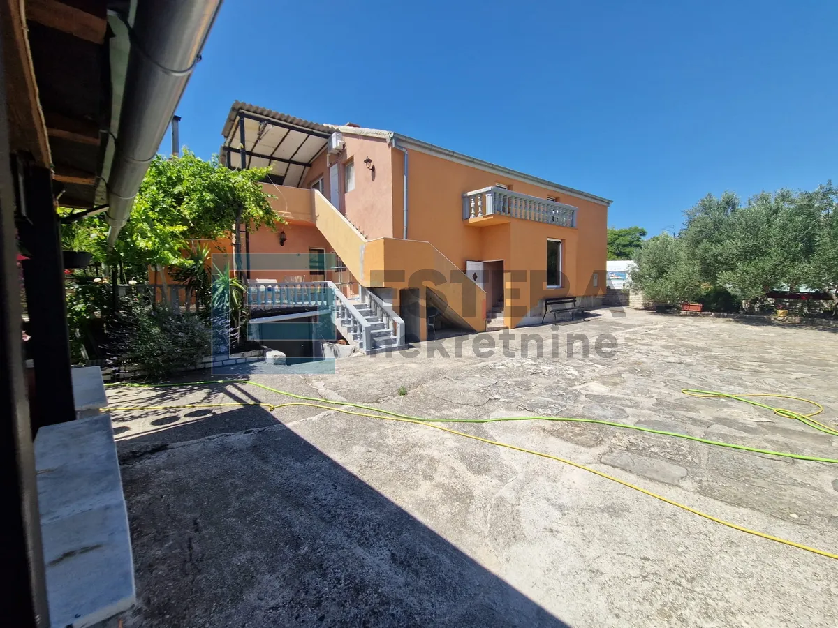 Kuća 350 m2 PRODAJA Donji Karin, 2 stana i pomoćna zgrada s 2 apartmana - Donji Karin, Benkovac