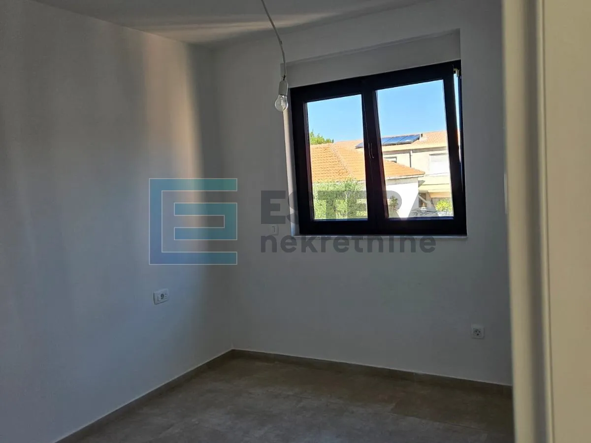 prodaja kuća sa bazenom vir, 450 m od mora, 2 apartmana, garaža - slika 9