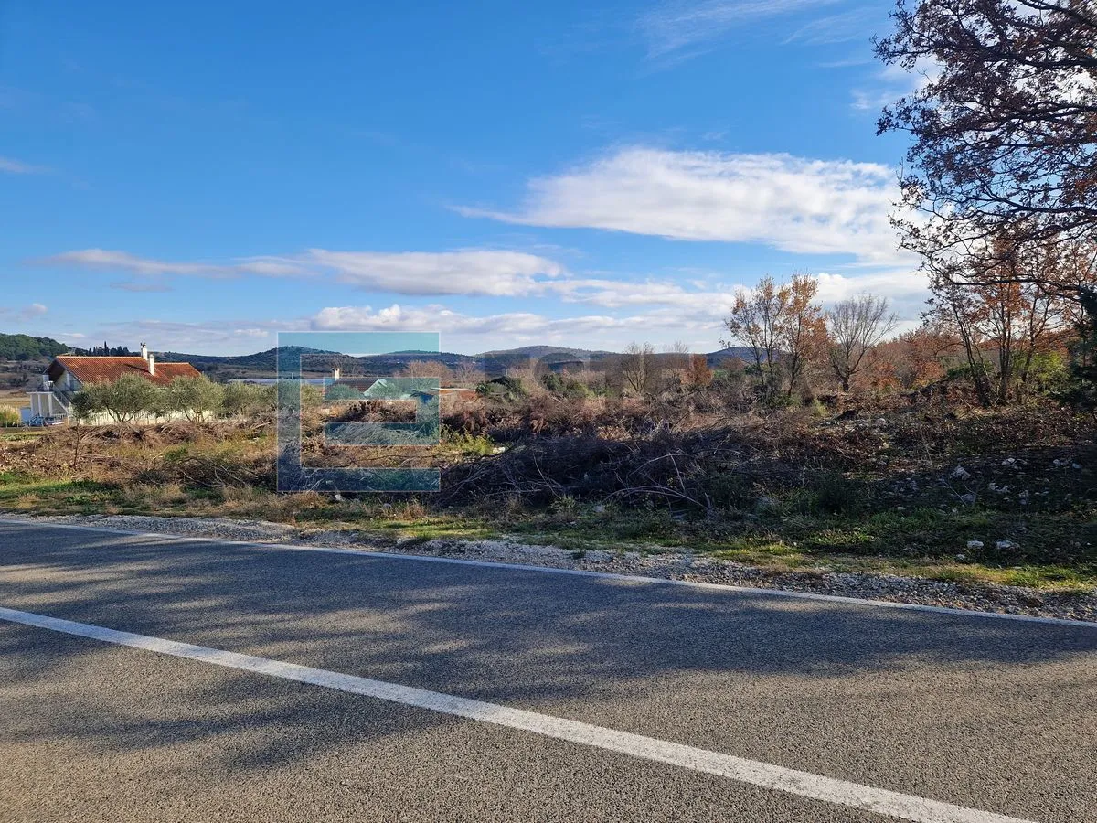 Građevinsko zemljište 818 m2 - Polača