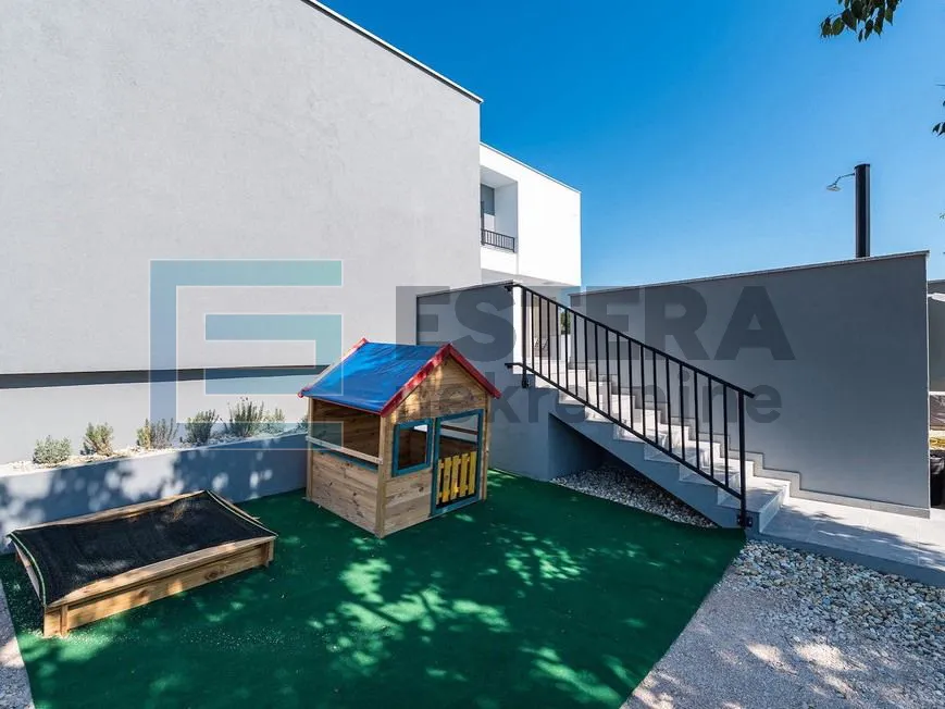 prodaja luksuzna vila sa bazenom, 300 m2, 5 soba, 6 kupaonica - slika 37