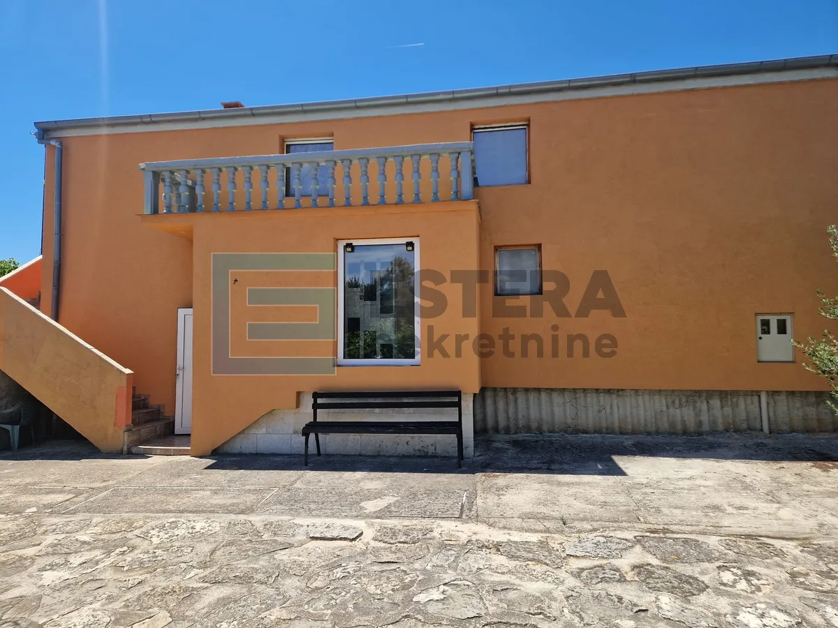 kuća 350 m2 prodaja donji karin, 2 stana i pomoćna zgrada s 2 apartmana - slika 3