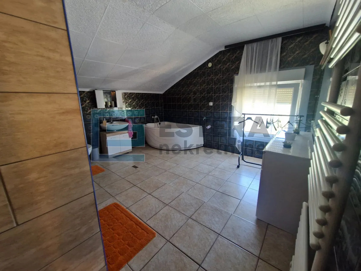 kuća 350 m2 prodaja donji karin, 2 stana i pomoćna zgrada s 2 apartmana - slika 18