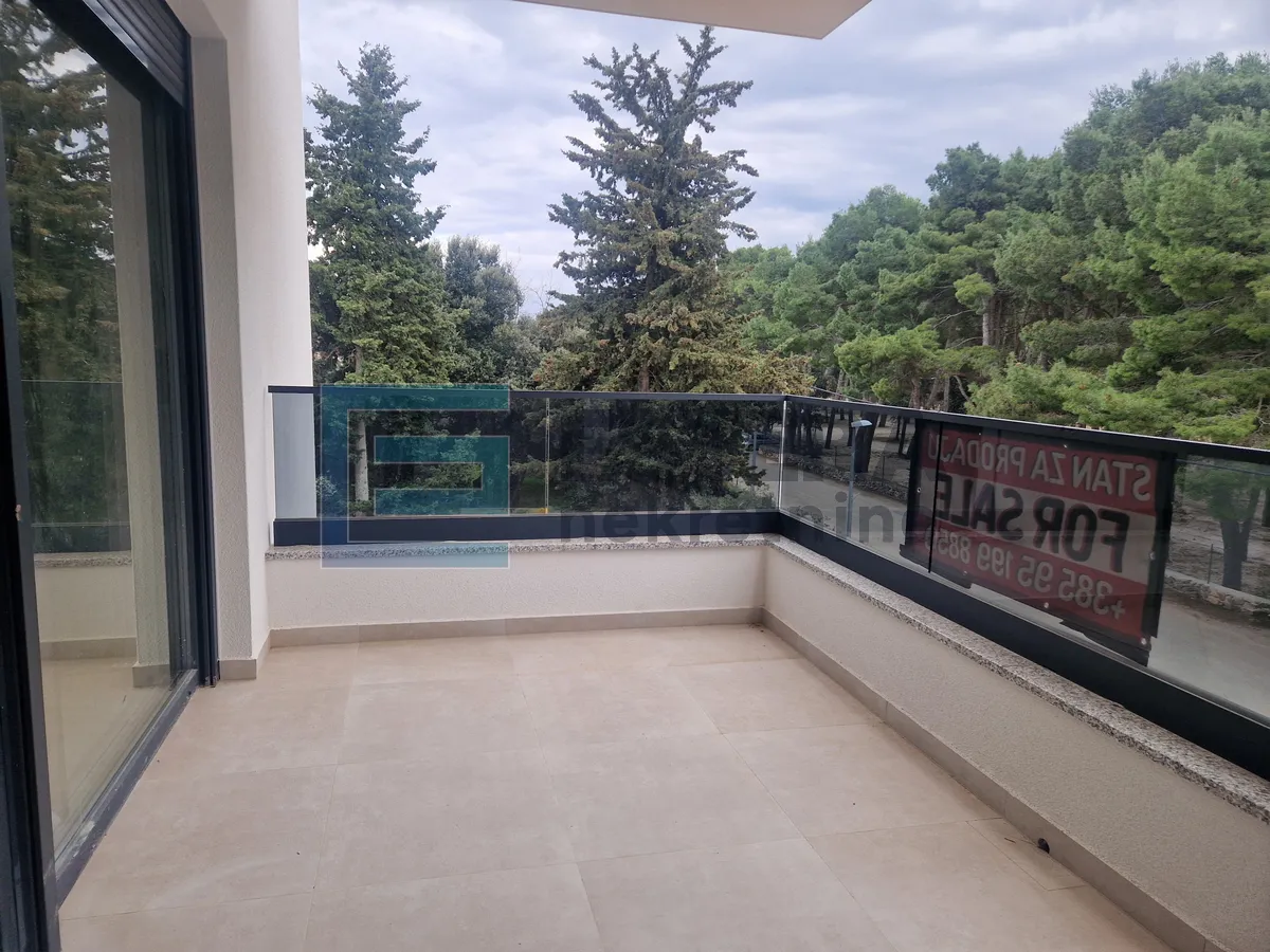 apartman penthouse 77 m2 prodaja pakoštane, 3s, 2. kat, krovna terasa, loggia, 2x parking, 300 m od mora - slika 13
