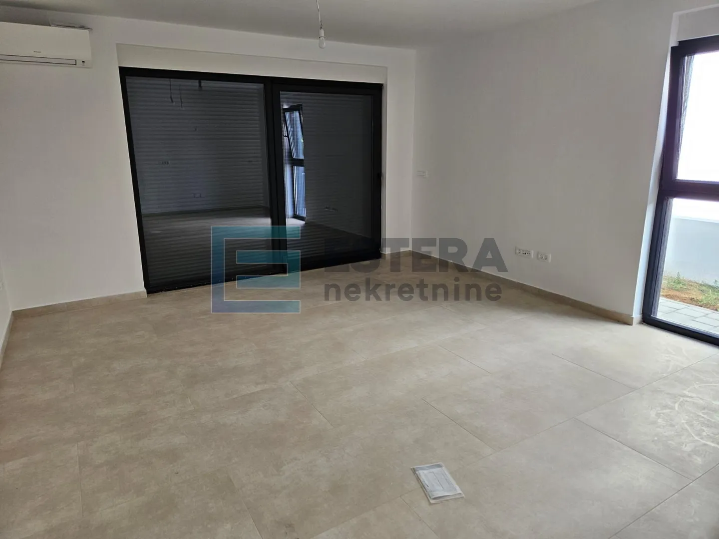 prodaja kuća sa bazenom vir, 450 m od mora, 2 apartmana, garaža - slika 11