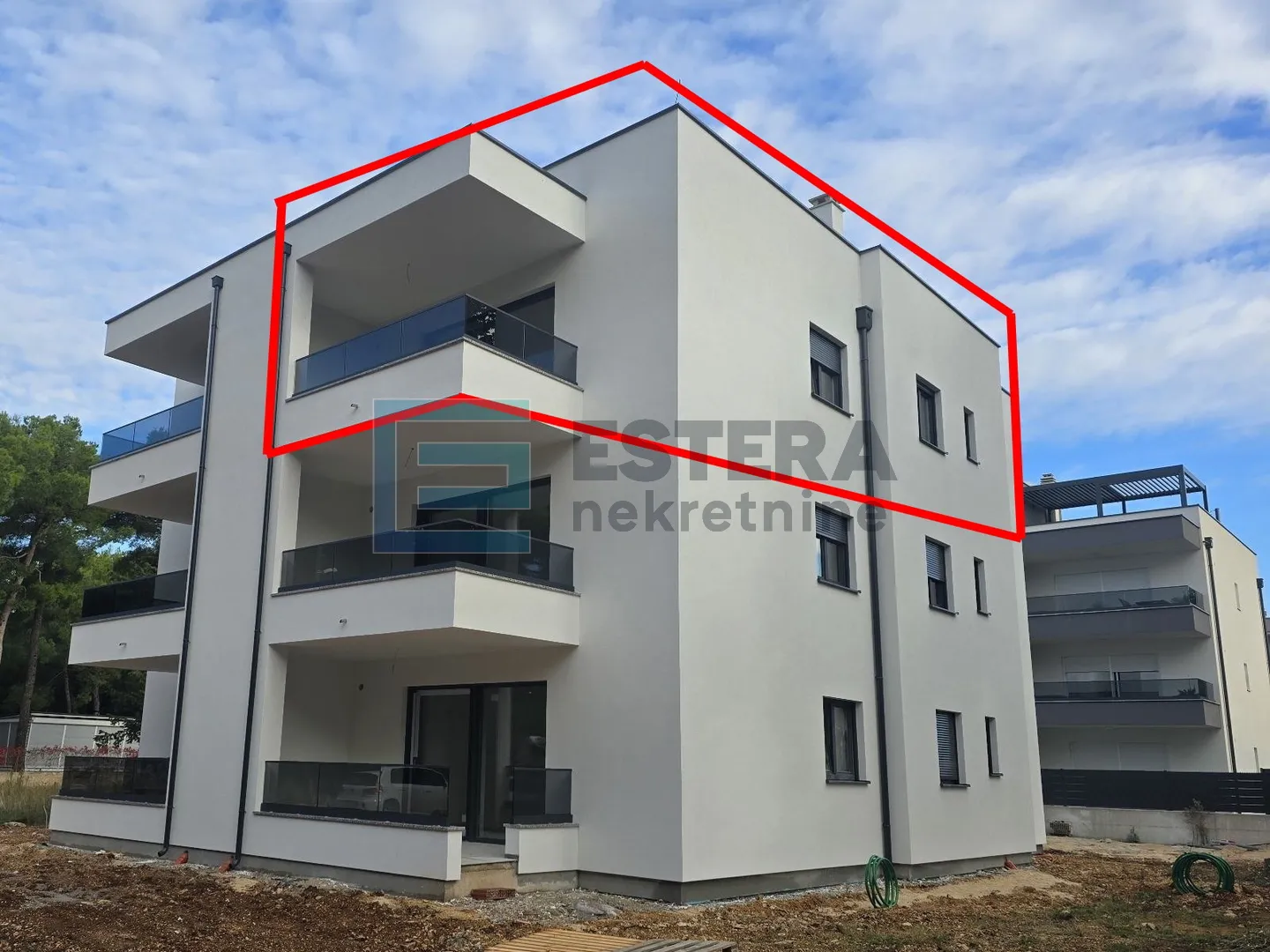 Apartman penthouse 77 m2 PRODAJA Pakoštane, 3s, 2. kat, krovna terasa, loggia, 2x parking, 300 m od mora - Drage, Pakoštane