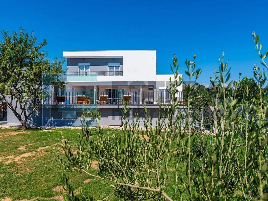 prodaja luksuzna vila sa bazenom, 300 m2, 5 soba, 6 kupaonica - slika 7