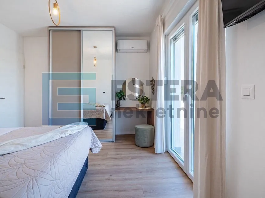 prodaja luksuzna vila sa bazenom, 300 m2, 5 soba, 6 kupaonica - slika 19