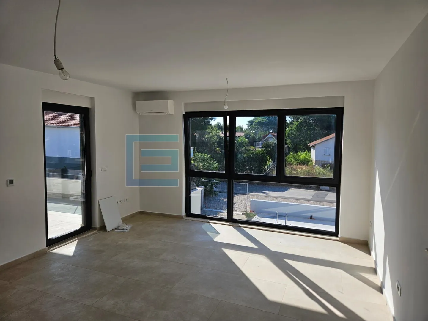 prodaja kuća sa bazenom vir, 450 m od mora, 2 apartmana, garaža - slika 5