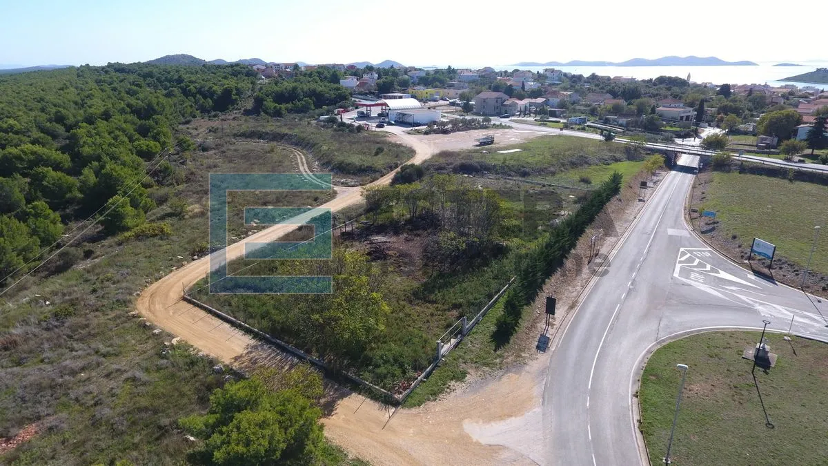 PRODAJA građevinsko poslovno zemljište 2464 m2 Pakoštane