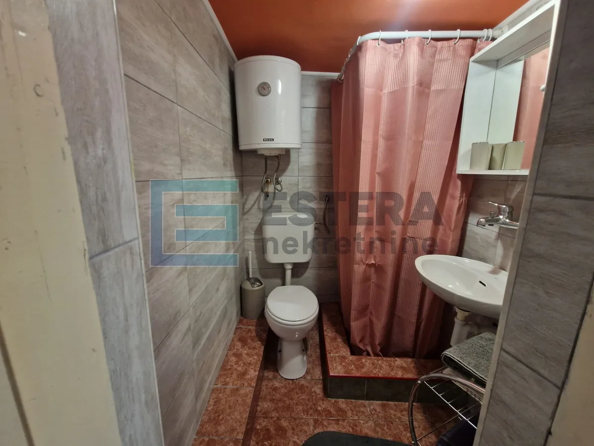 kuća 350 m2 prodaja donji karin, 2 stana i pomoćna zgrada s 2 apartmana - slika 39