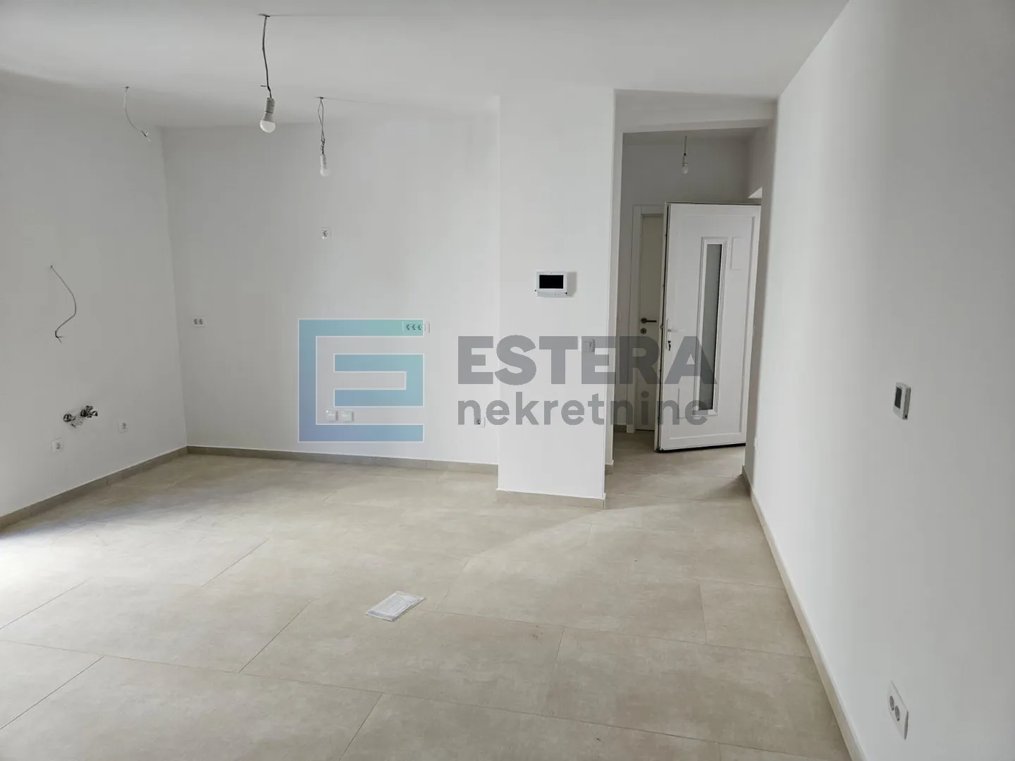 prodaja kuća sa bazenom vir, 450 m od mora, 2 apartmana, garaža - slika 10