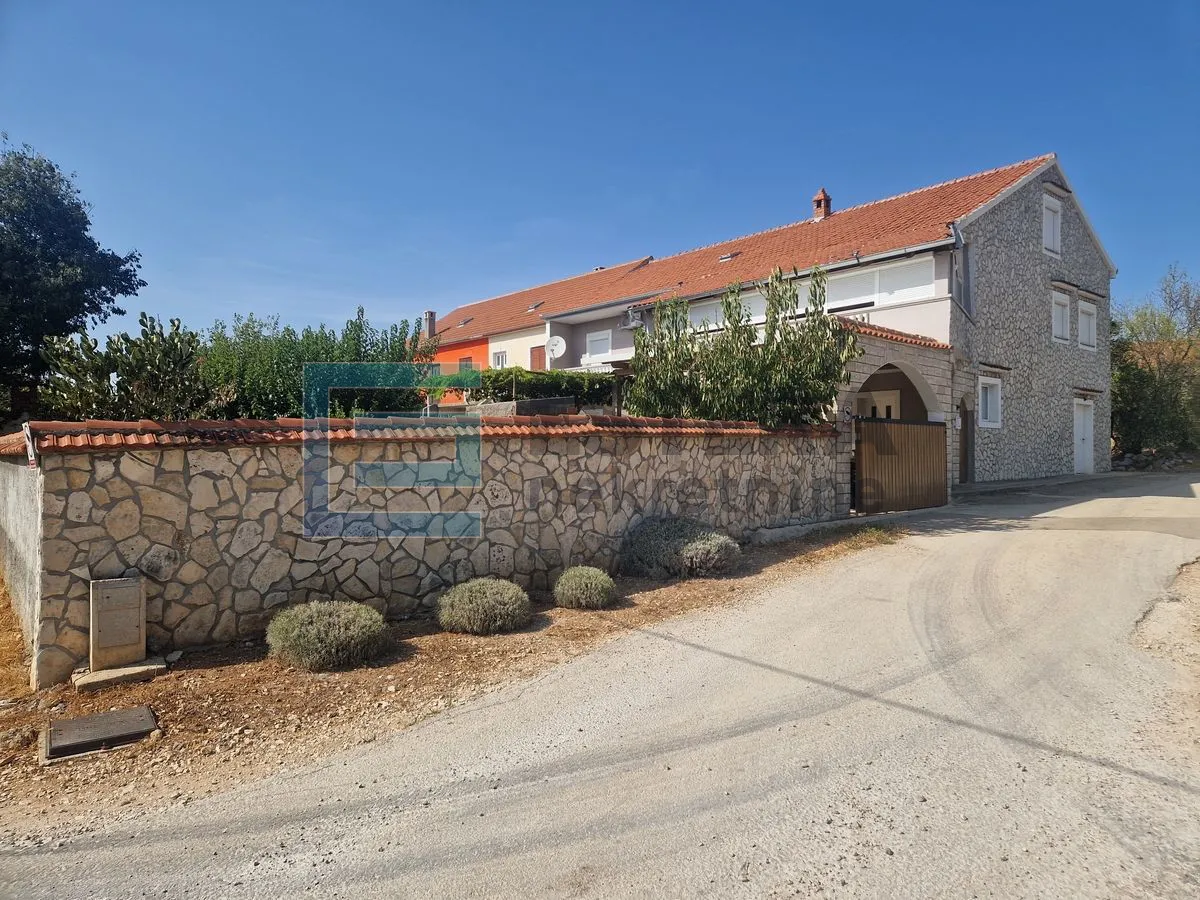 PRODAJA kuća sa bazenom Nadin, 339 m2, imanje 45922 m2 - Nadin, Benkovac