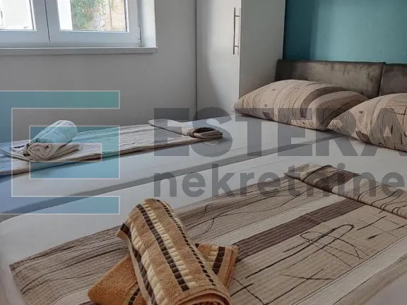 kuća prodaja 260 m2, 2 apartmana, terasa, parking, garaža, 50 m od mora - slika 11