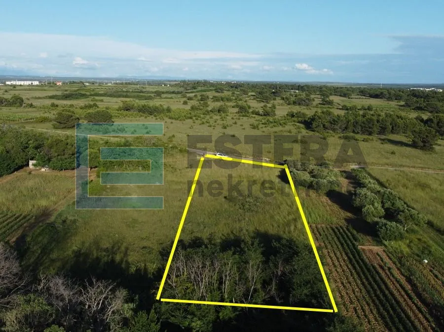 prodaja građevinsko zemljište 2082 m2 privlaka, 700 m od mora - slika 2