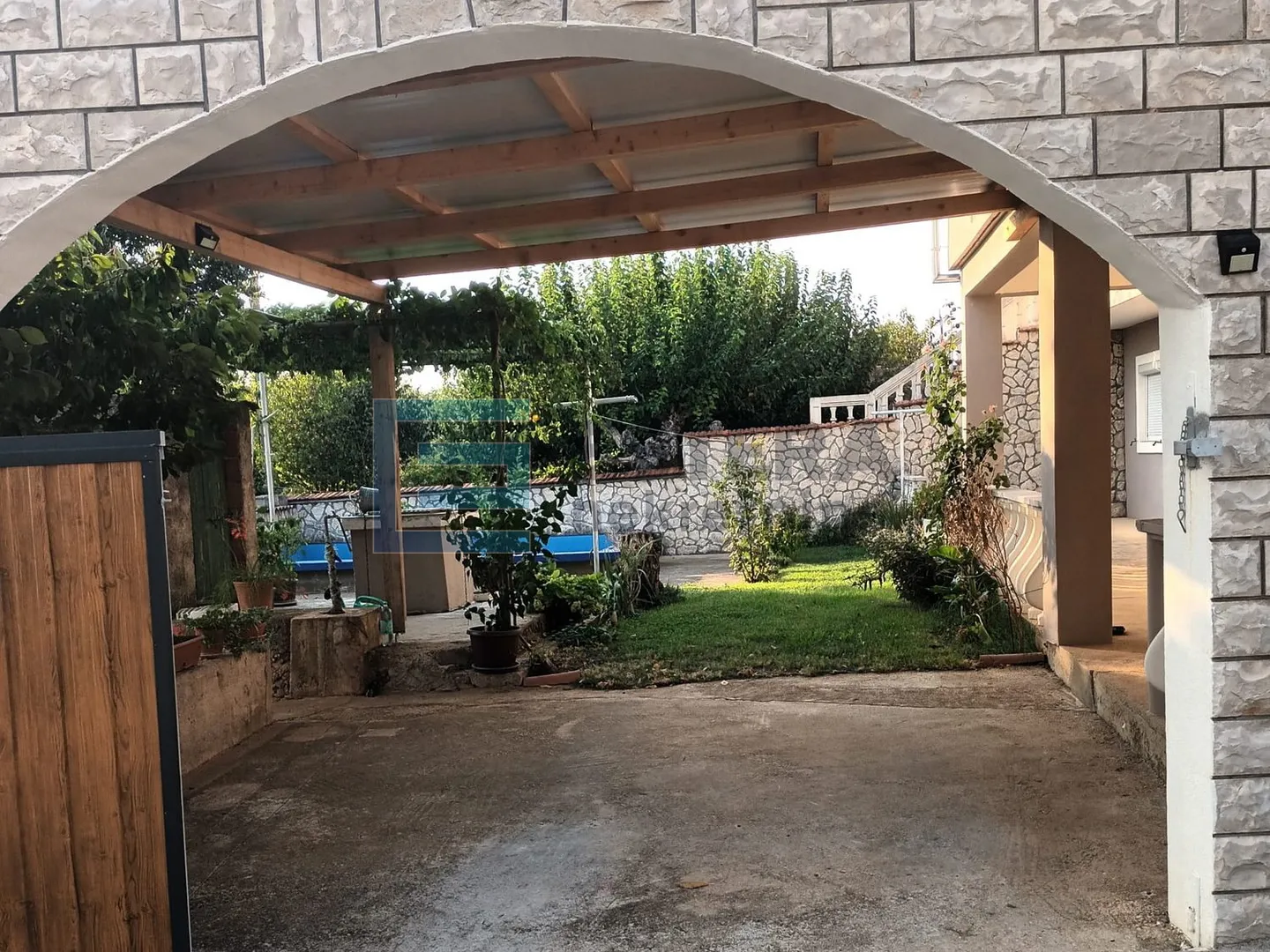prodaja kuća sa bazenom nadin, 339 m2, imanje 45922 m2 - slika 9
