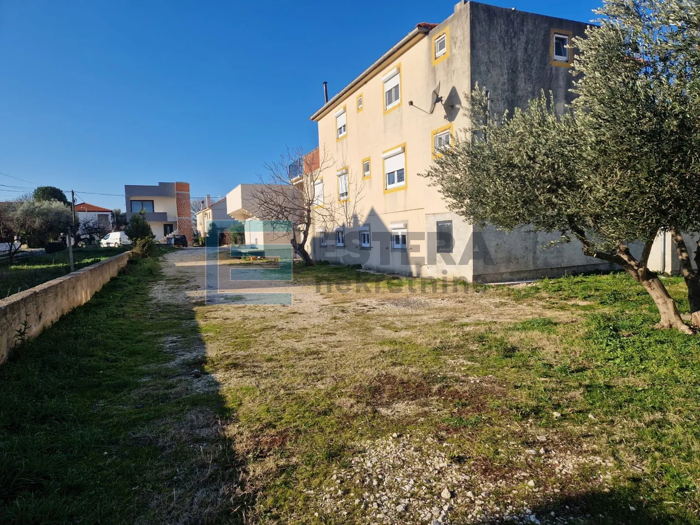 prodaja kuća sa zemljištem 1838 m2, sukošan, 180 m od mora - slika 1