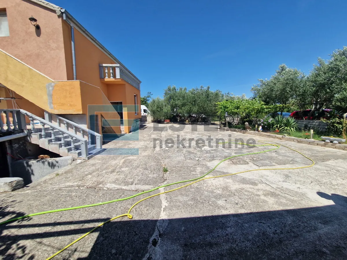 kuća 350 m2 prodaja donji karin, 2 stana i pomoćna zgrada s 2 apartmana - slika 2