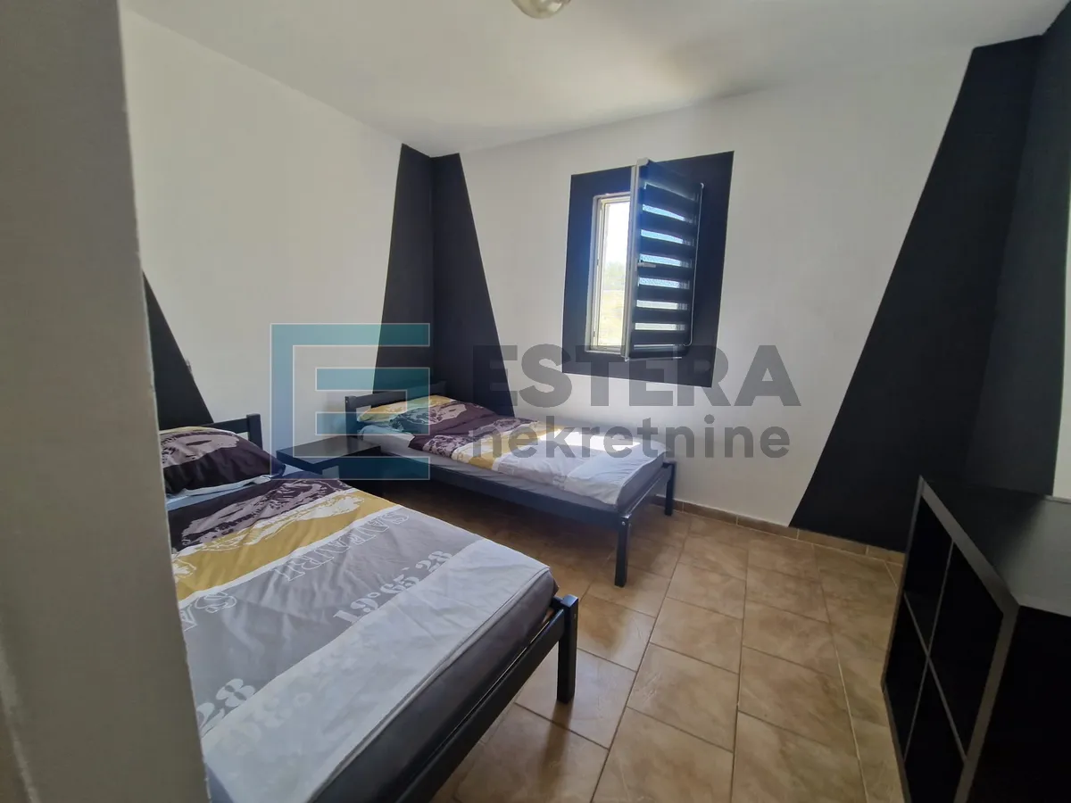 kuća 350 m2 prodaja donji karin, 2 stana i pomoćna zgrada s 2 apartmana - slika 40