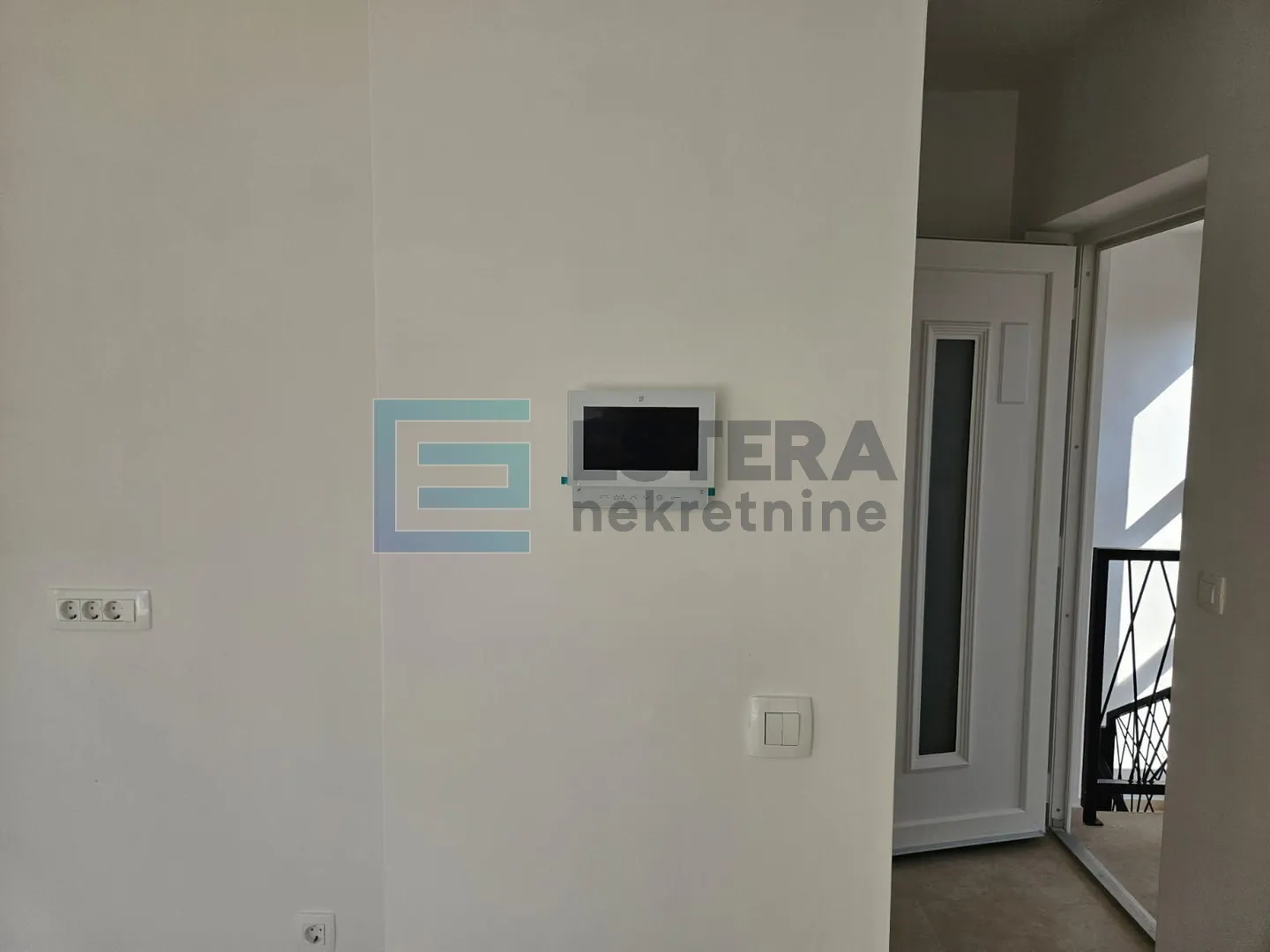 prodaja kuća sa bazenom vir, 450 m od mora, 2 apartmana, garaža - slika 13