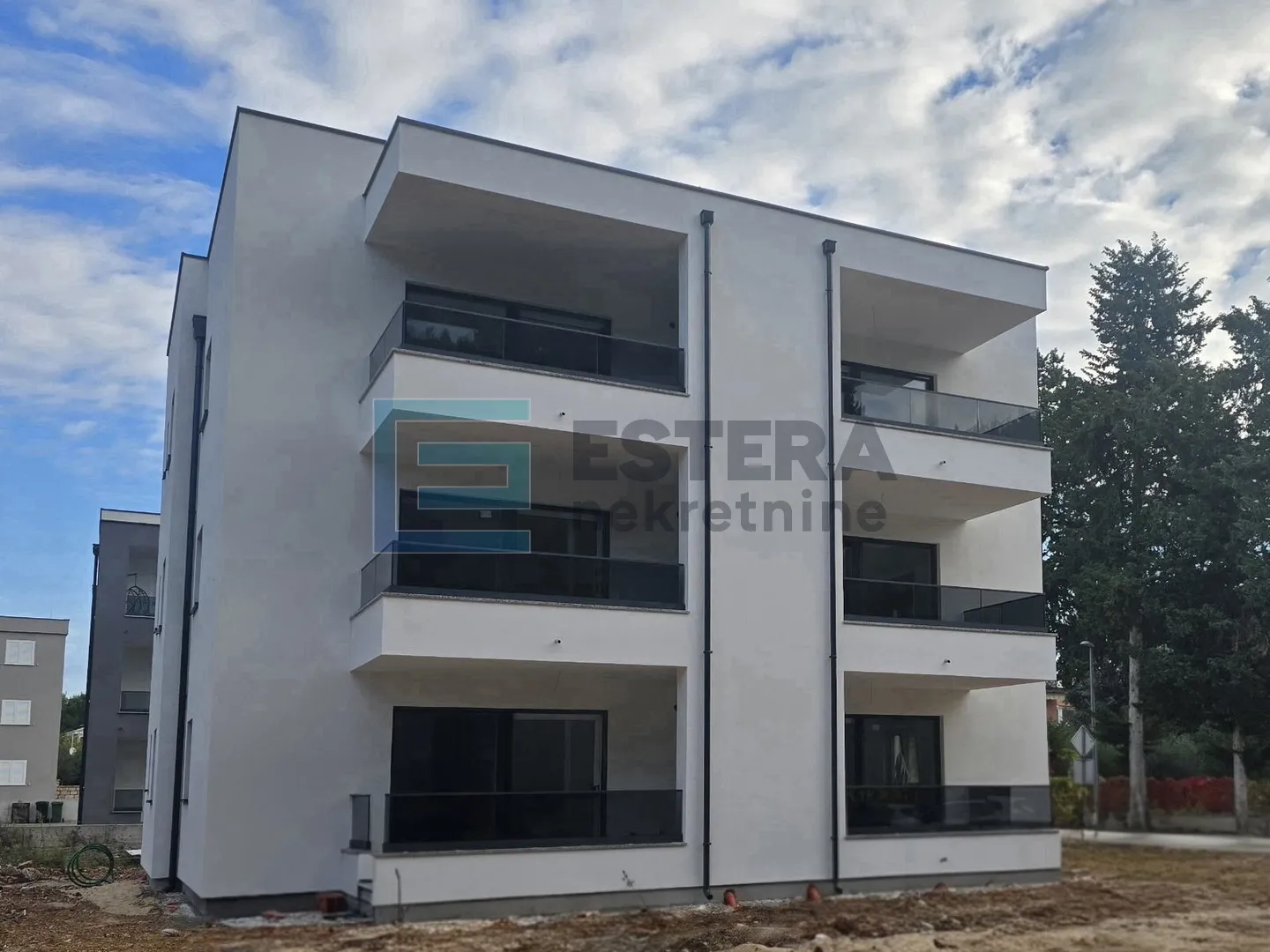 apartman penthouse 77 m2 prodaja pakoštane, 3s, 2. kat, krovna terasa, loggia, 2x parking, 300 m od mora - slika 3