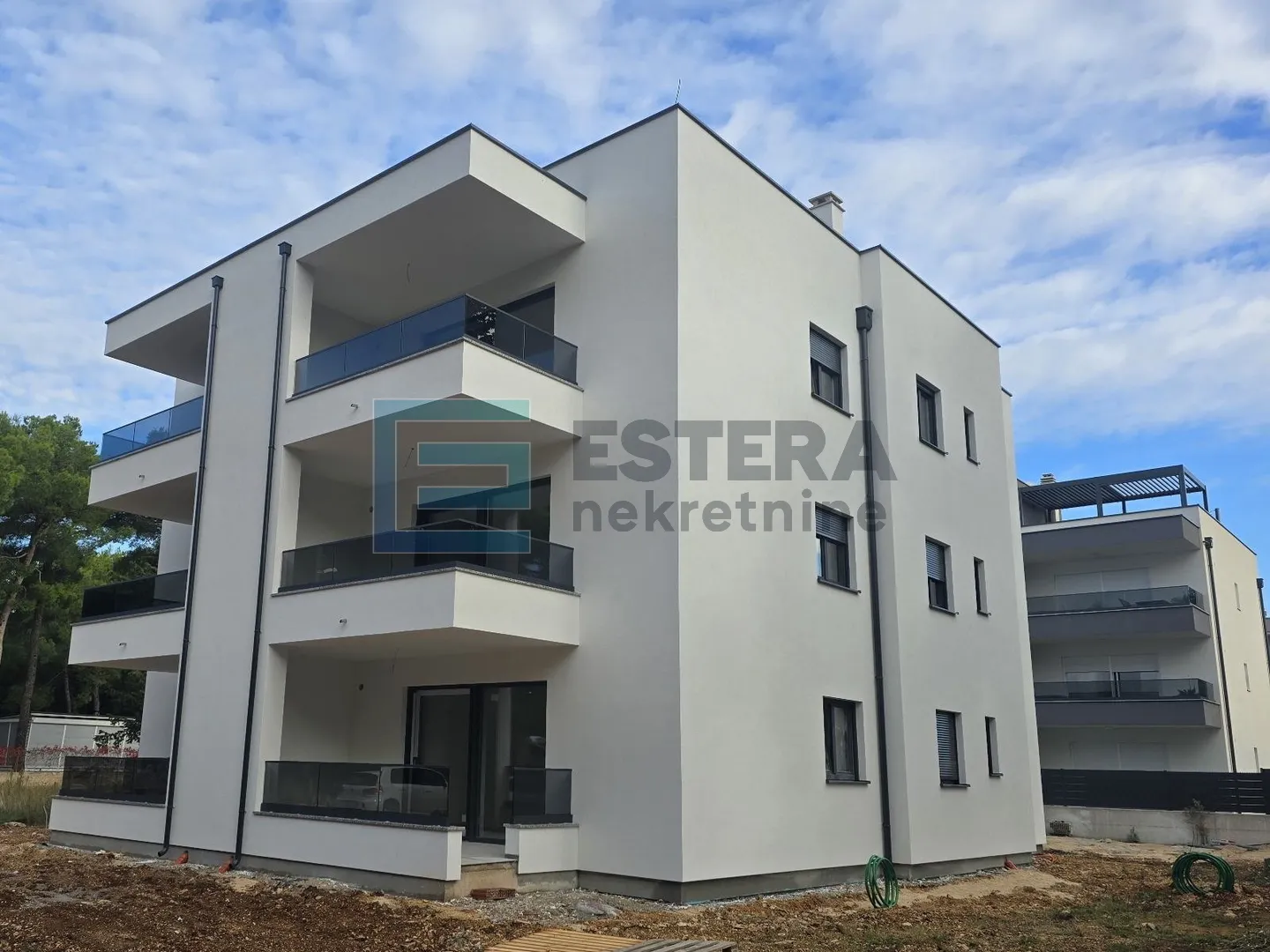 apartman penthouse 77 m2 prodaja pakoštane, 3s, 2. kat, krovna terasa, loggia, 2x parking, 300 m od mora - slika 2