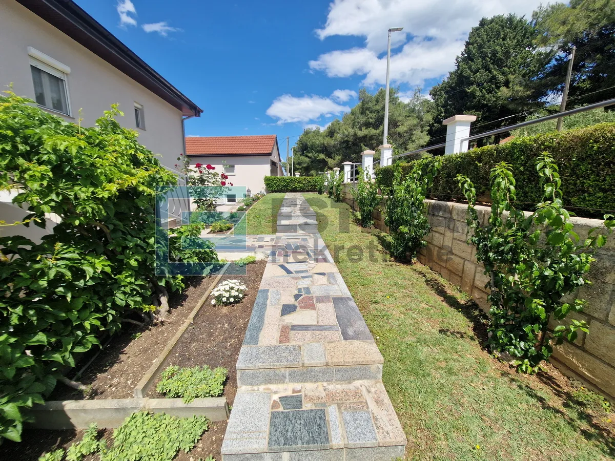 kuća 222 m2 + 82 m2 prodaja biograd na moru, kuća s garažom i pomoćnim objektom, - slika 11