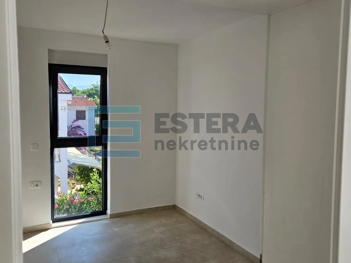 prodaja kuća sa bazenom vir, 450 m od mora, 2 apartmana, garaža - slika 8