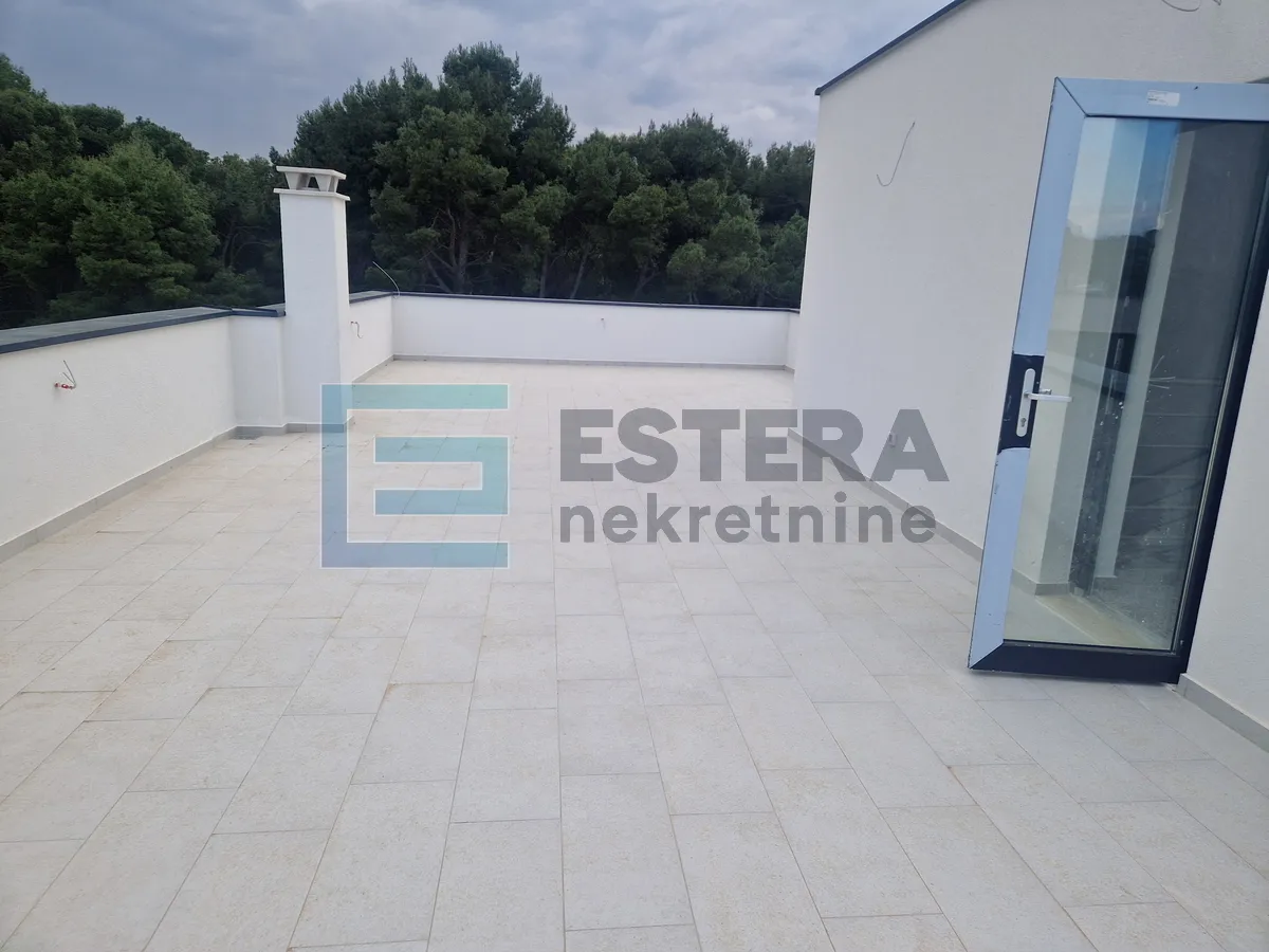apartman penthouse 77 m2 prodaja pakoštane, 3s, 2. kat, krovna terasa, loggia, 2x parking, 300 m od mora - slika 15