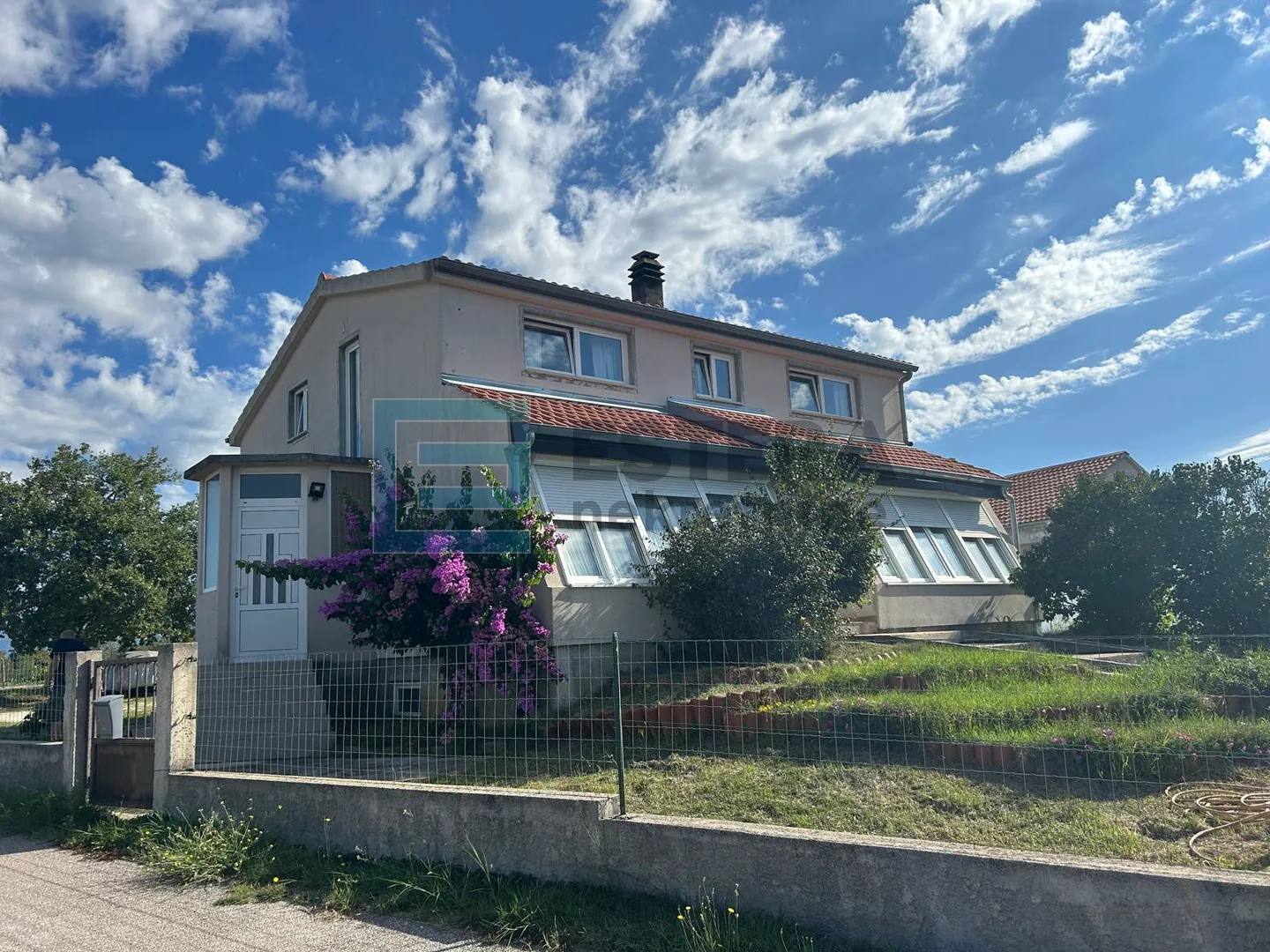 kuća s bazenom i velikom okućnicom prodaja blizina zadra - slika 3