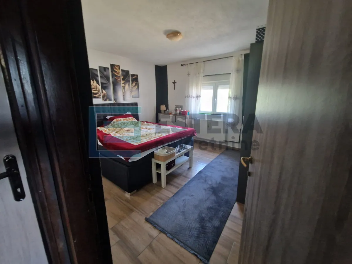 kuća 350 m2 prodaja donji karin, 2 stana i pomoćna zgrada s 2 apartmana - slika 5