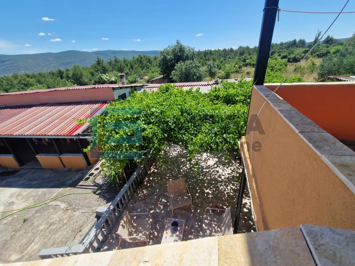 kuća 350 m2 prodaja donji karin, 2 stana i pomoćna zgrada s 2 apartmana - slika 15